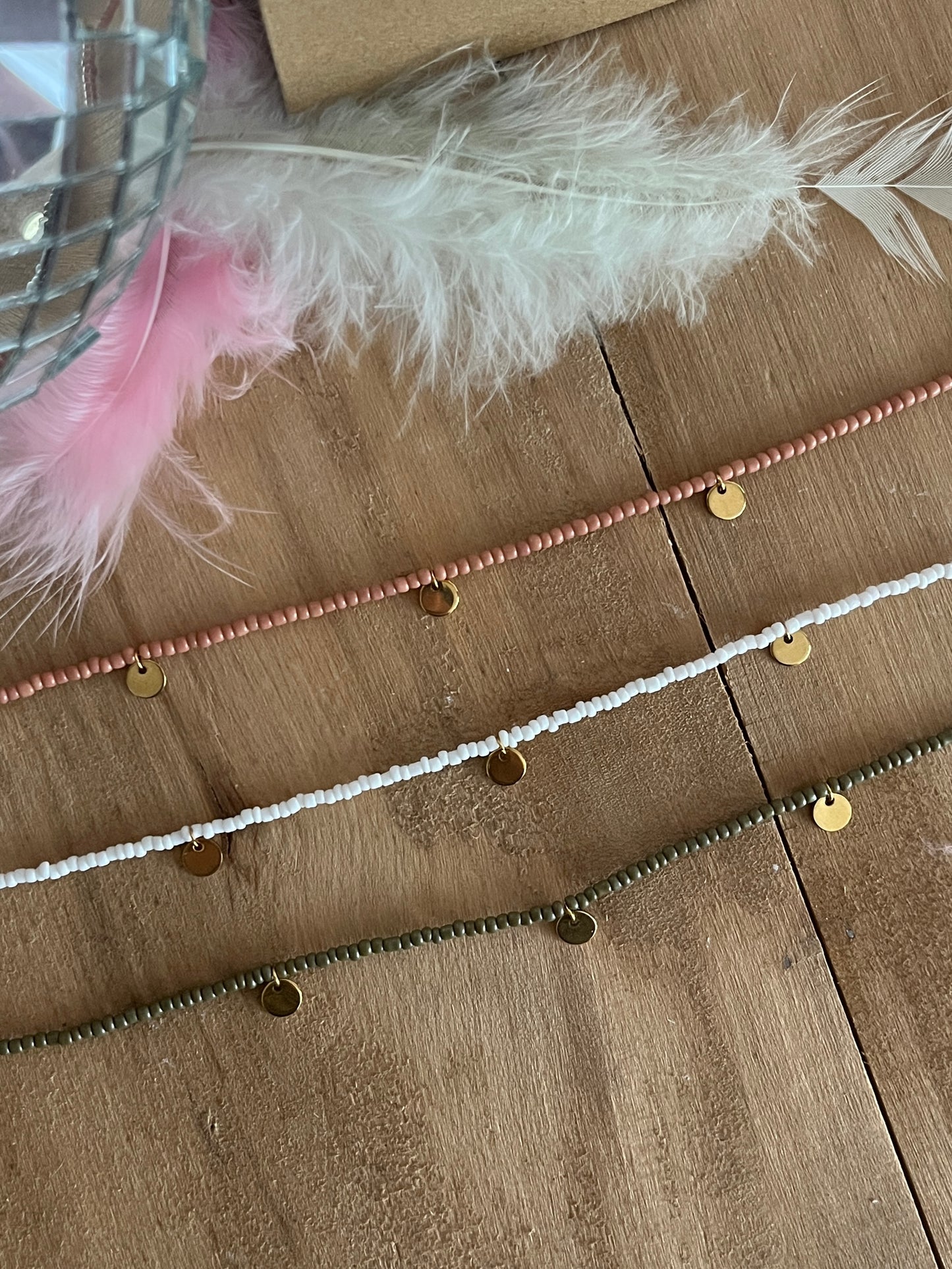 collier perles breloques rondes
