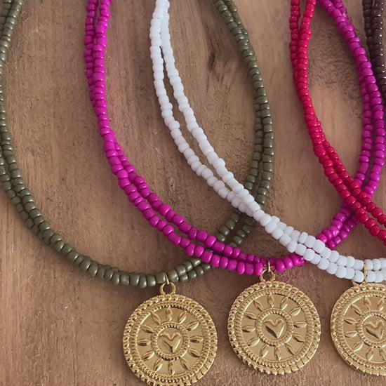 collier perles medaillon coeur