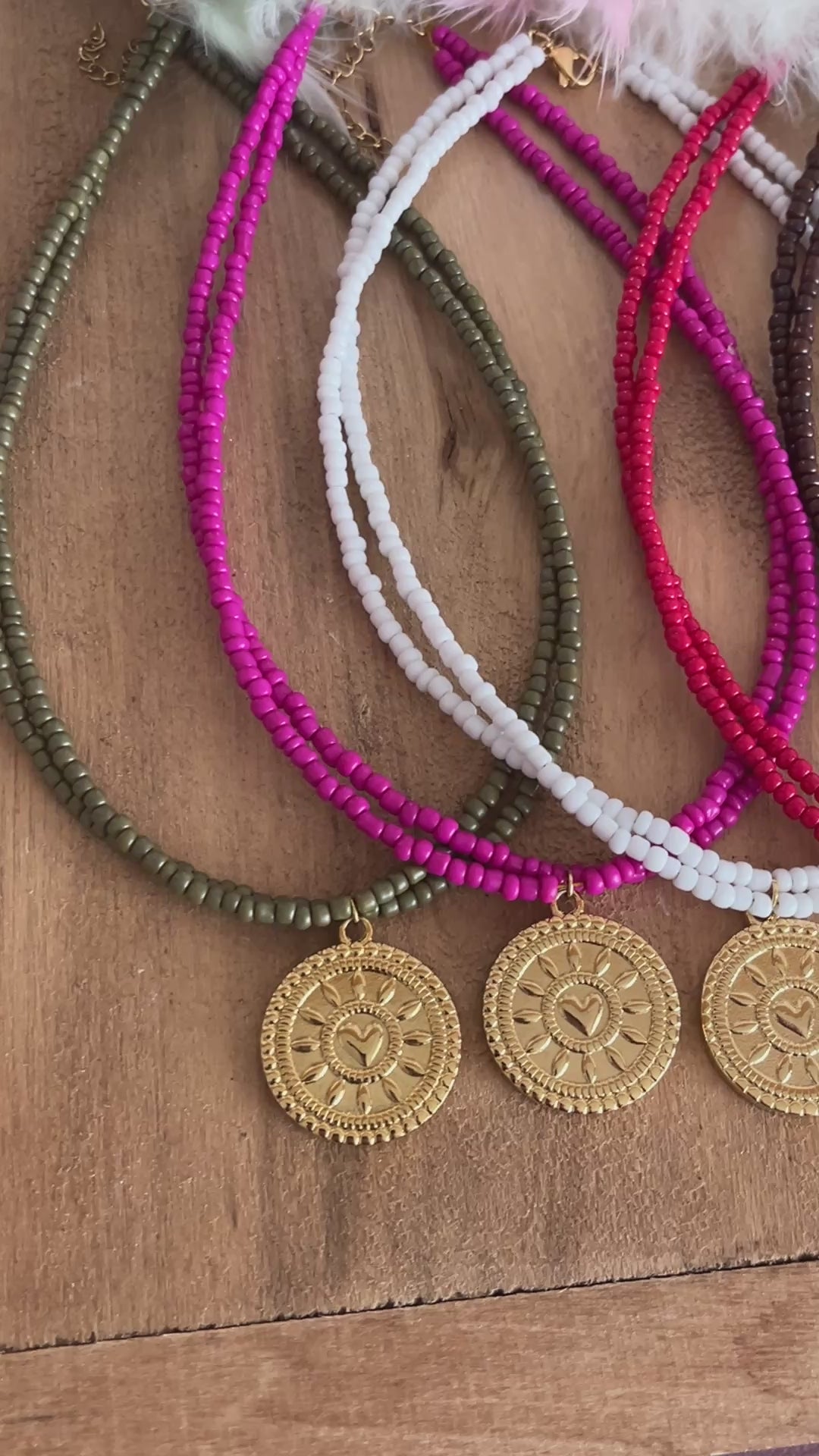 collier perles medaillon coeur